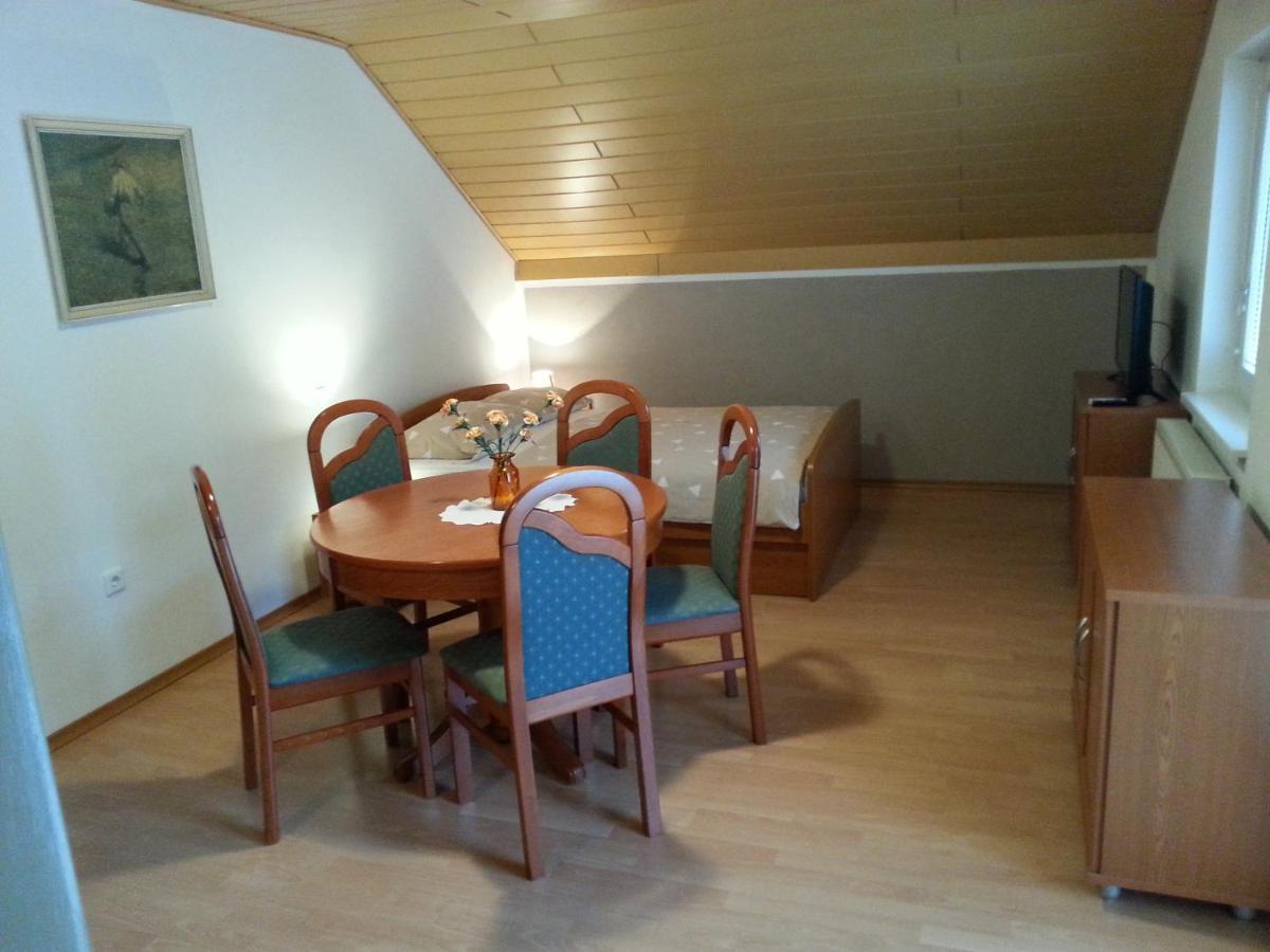 פודצ'טרטק Apartmaji In Sobe Kocjancic מראה חיצוני תמונה